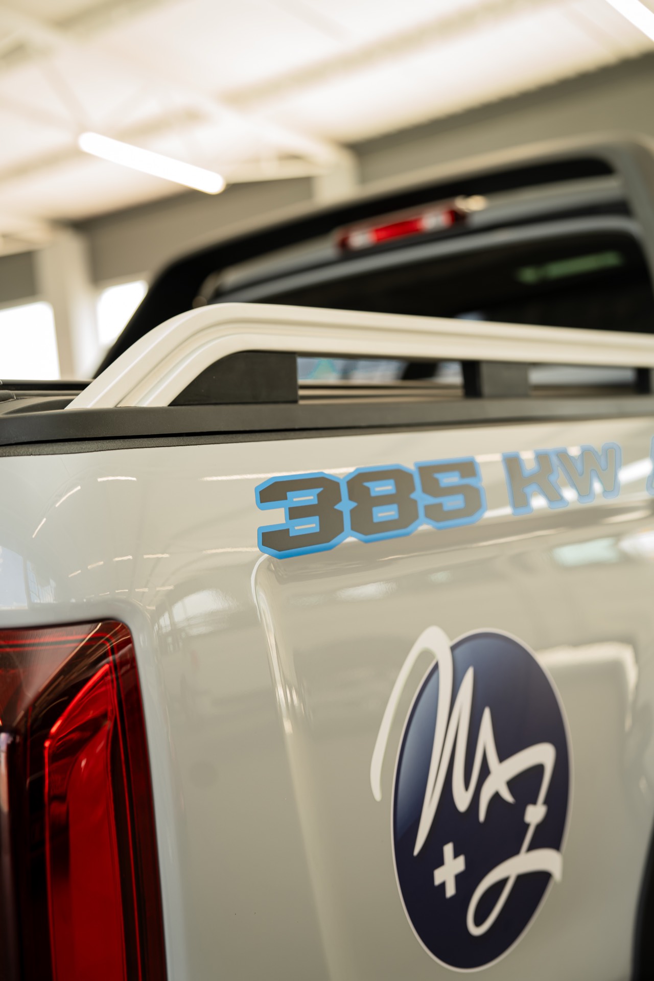 JAC Motors — Showroom detail — JAC T8 PHEV, 385 kW